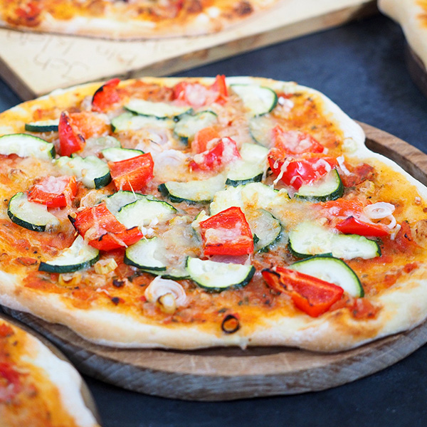 ズッキーニとパプリカがどっさりフレッシュなカリフォルニアスタイルのピザ